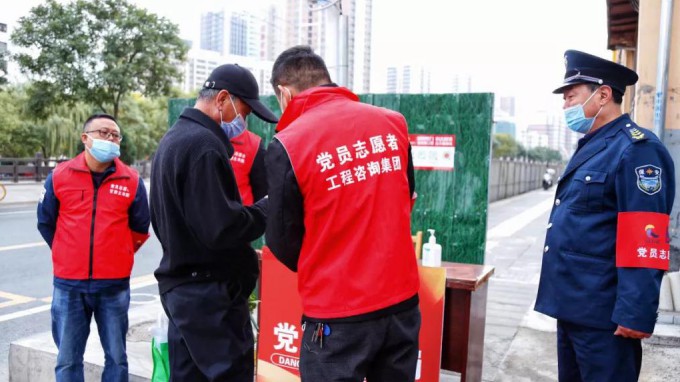 筑牢疫情防控線 學(xué)史力行勇?lián)? class=